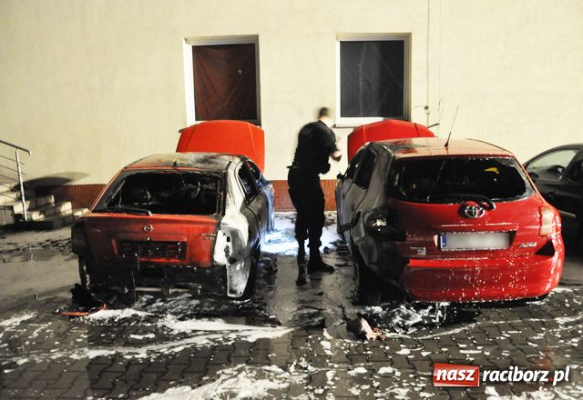 Zdjęcie w galerii na portalu naszraciborz.pl: Spłonęły samochody przy Staszica wiadomości z regionu