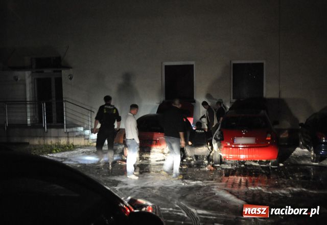 Zdjęcie w galerii na portalu naszraciborz.pl: Spłonęły samochody przy Staszica wiadomości z regionu