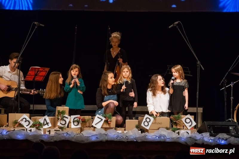 Zdjęcie w galerii na portalu naszraciborz.pl: Koncert świąteczny w wykonaniu uczniów I LO i SP 4 w RCK wiadomości z regionu
