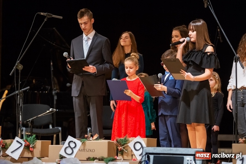 Zdjęcie w galerii na portalu naszraciborz.pl: Koncert świąteczny w wykonaniu uczniów I LO i SP 4 w RCK wiadomości z regionu