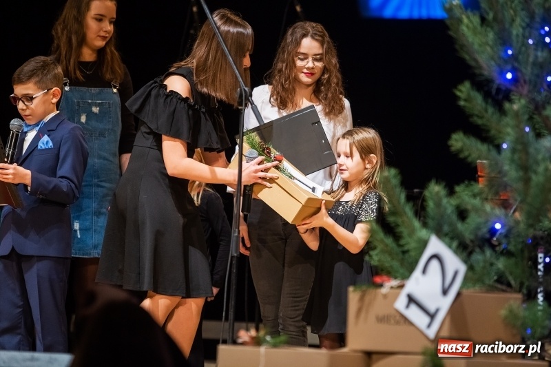 Zdjęcie w galerii na portalu naszraciborz.pl: Koncert świąteczny w wykonaniu uczniów I LO i SP 4 w RCK wiadomości z regionu