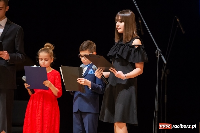 Zdjęcie w galerii na portalu naszraciborz.pl: Koncert świąteczny w wykonaniu uczniów I LO i SP 4 w RCK wiadomości z regionu