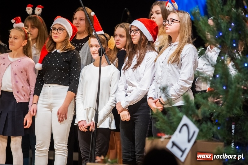 Zdjęcie w galerii na portalu naszraciborz.pl: Koncert świąteczny w wykonaniu uczniów I LO i SP 4 w RCK wiadomości z regionu