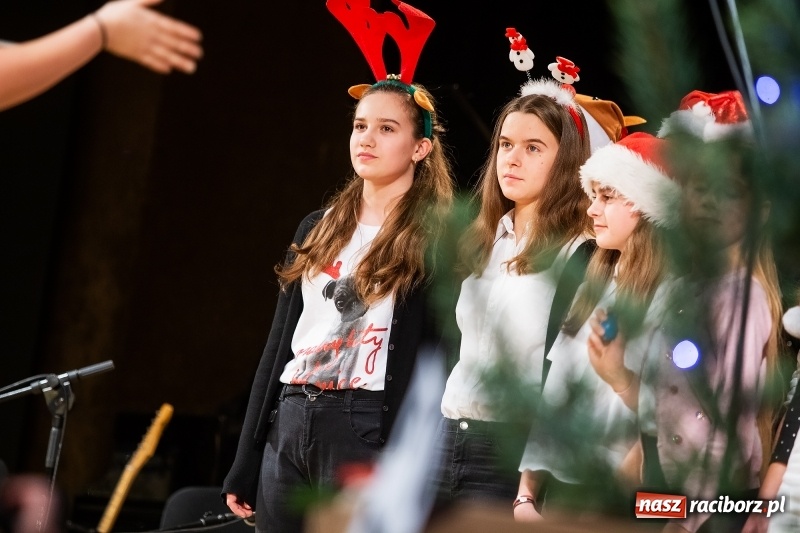 Zdjęcie w galerii na portalu naszraciborz.pl: Koncert świąteczny w wykonaniu uczniów I LO i SP 4 w RCK wiadomości z regionu