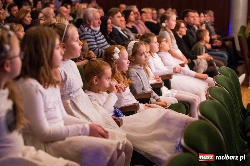 Zdjęcie w galerii na portalu naszraciborz.pl: Koncert świąteczny w wykonaniu uczniów I LO i SP 4 w RCK wiadomości z regionu
