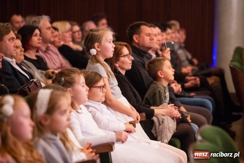 Zdjęcie w galerii na portalu naszraciborz.pl: Koncert świąteczny w wykonaniu uczniów I LO i SP 4 w RCK wiadomości z regionu