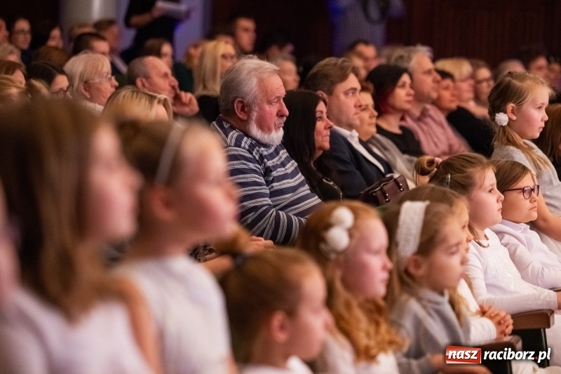 Zdjęcie w galerii na portalu naszraciborz.pl: Koncert świąteczny w wykonaniu uczniów I LO i SP 4 w RCK wiadomości z regionu