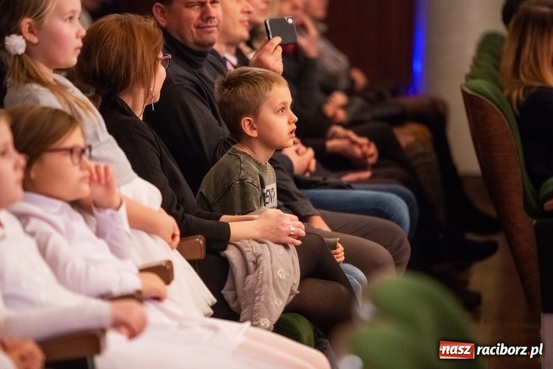 Zdjęcie w galerii na portalu naszraciborz.pl: Koncert świąteczny w wykonaniu uczniów I LO i SP 4 w RCK wiadomości z regionu