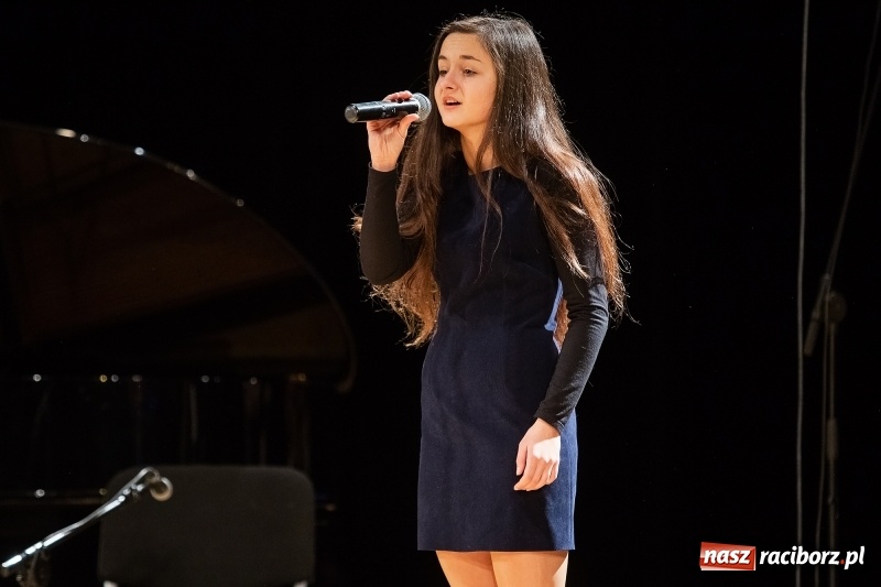 Zdjęcie w galerii na portalu naszraciborz.pl: Koncert świąteczny w wykonaniu uczniów I LO i SP 4 w RCK wiadomości z regionu