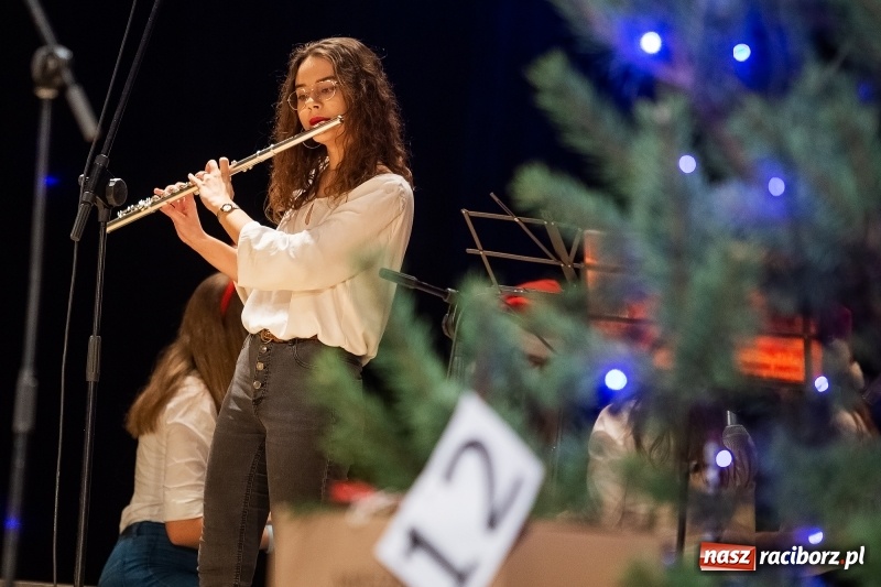 Zdjęcie w galerii na portalu naszraciborz.pl: Koncert świąteczny w wykonaniu uczniów I LO i SP 4 w RCK wiadomości z regionu