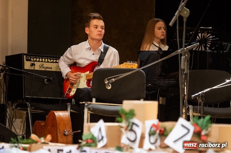 Zdjęcie w galerii na portalu naszraciborz.pl: Koncert świąteczny w wykonaniu uczniów I LO i SP 4 w RCK wiadomości z regionu