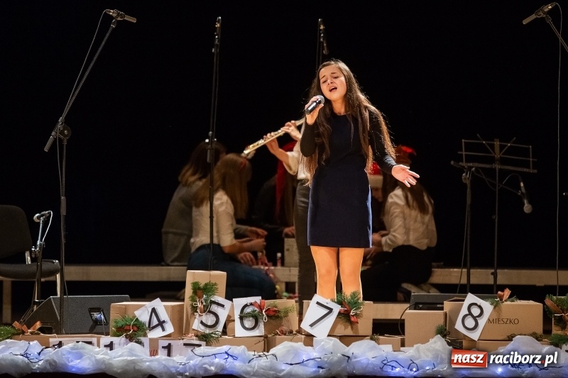 Zdjęcie w galerii na portalu naszraciborz.pl: Koncert świąteczny w wykonaniu uczniów I LO i SP 4 w RCK wiadomości z regionu