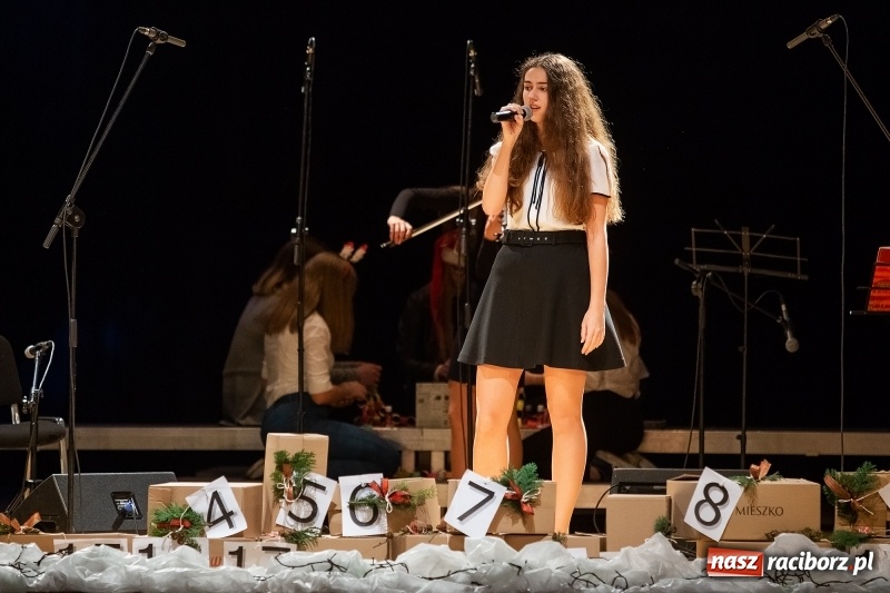 Zdjęcie w galerii na portalu naszraciborz.pl: Koncert świąteczny w wykonaniu uczniów I LO i SP 4 w RCK wiadomości z regionu
