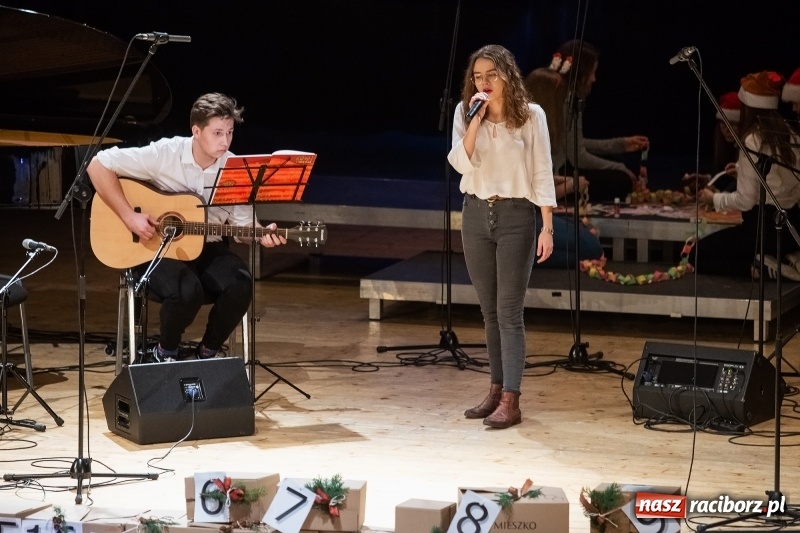 Zdjęcie w galerii na portalu naszraciborz.pl: Koncert świąteczny w wykonaniu uczniów I LO i SP 4 w RCK wiadomości z regionu