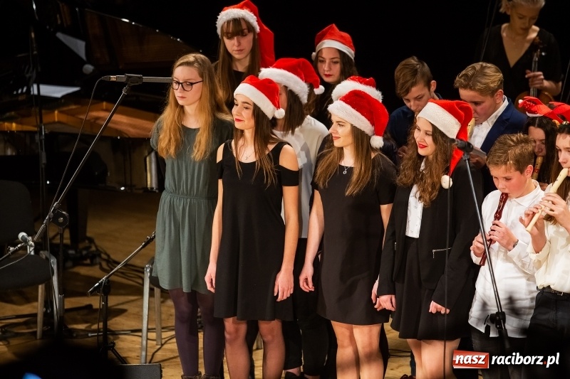 Zdjęcie w galerii na portalu naszraciborz.pl: Koncert świąteczny w wykonaniu uczniów I LO i SP 4 w RCK wiadomości z regionu