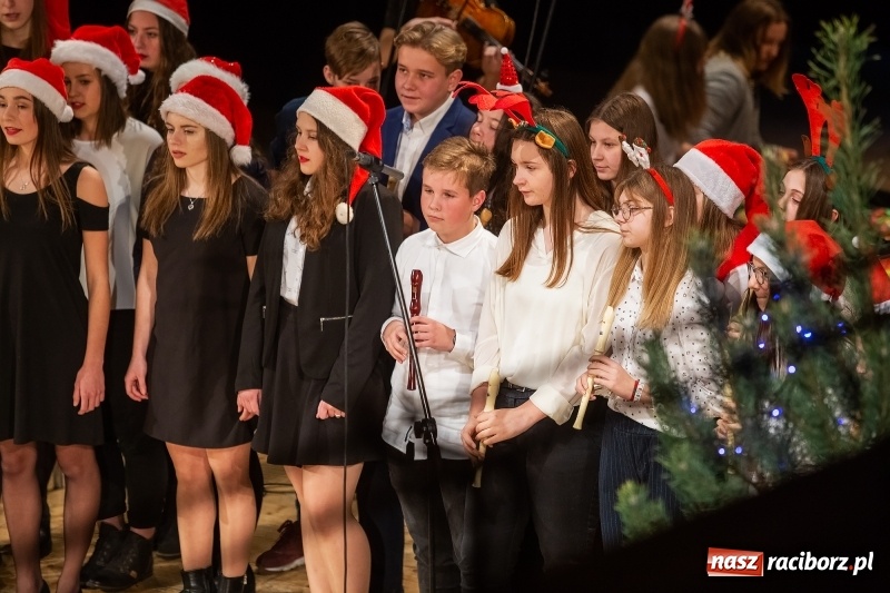 Zdjęcie w galerii na portalu naszraciborz.pl: Koncert świąteczny w wykonaniu uczniów I LO i SP 4 w RCK wiadomości z regionu