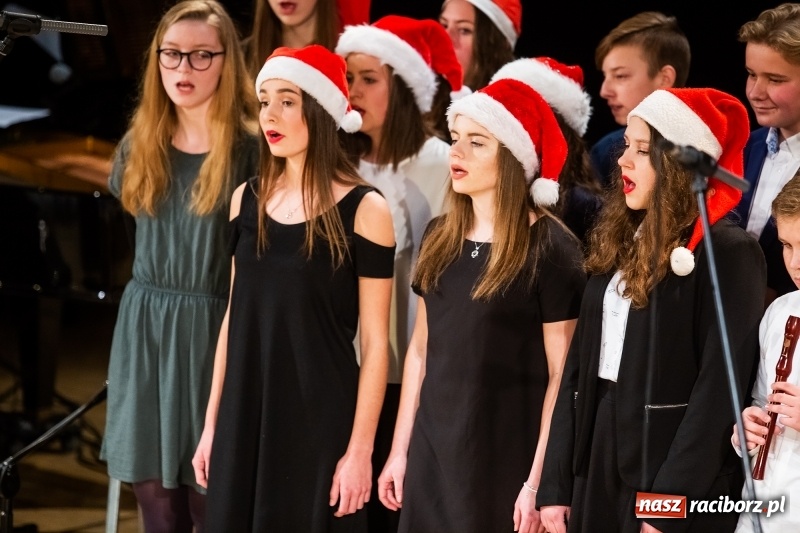 Zdjęcie w galerii na portalu naszraciborz.pl: Koncert świąteczny w wykonaniu uczniów I LO i SP 4 w RCK wiadomości z regionu