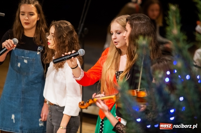 Zdjęcie w galerii na portalu naszraciborz.pl: Koncert świąteczny w wykonaniu uczniów I LO i SP 4 w RCK wiadomości z regionu