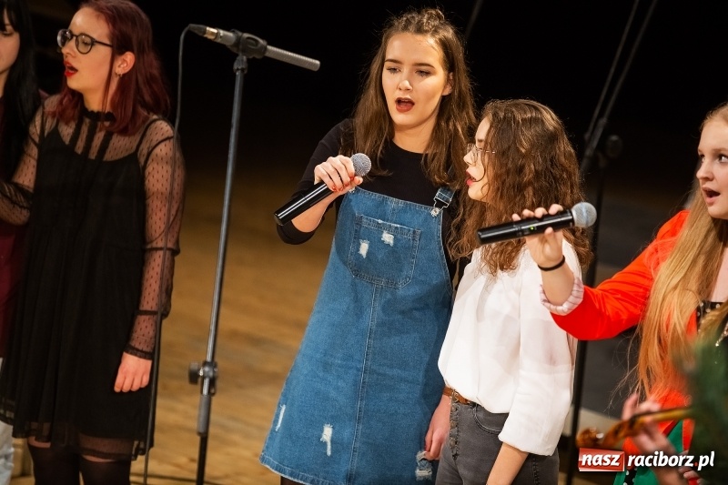 Zdjęcie w galerii na portalu naszraciborz.pl: Koncert świąteczny w wykonaniu uczniów I LO i SP 4 w RCK wiadomości z regionu