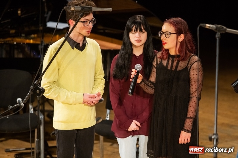 Zdjęcie w galerii na portalu naszraciborz.pl: Koncert świąteczny w wykonaniu uczniów I LO i SP 4 w RCK wiadomości z regionu