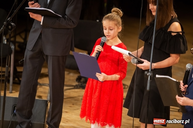 Zdjęcie w galerii na portalu naszraciborz.pl: Koncert świąteczny w wykonaniu uczniów I LO i SP 4 w RCK wiadomości z regionu