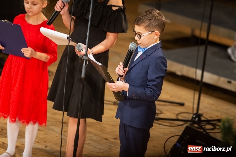 Zdjęcie w galerii na portalu naszraciborz.pl: Koncert świąteczny w wykonaniu uczniów I LO i SP 4 w RCK wiadomości z regionu