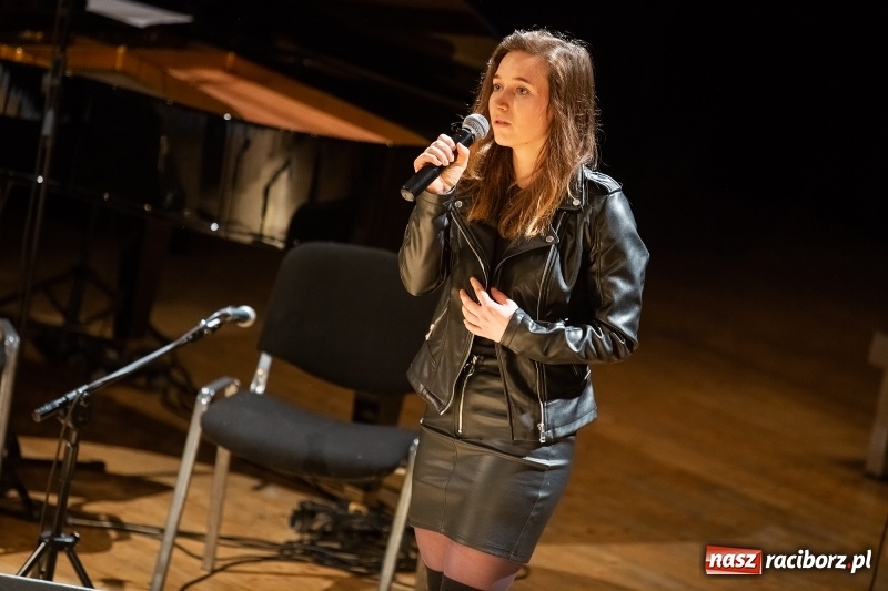 Zdjęcie w galerii na portalu naszraciborz.pl: Koncert świąteczny w wykonaniu uczniów I LO i SP 4 w RCK wiadomości z regionu