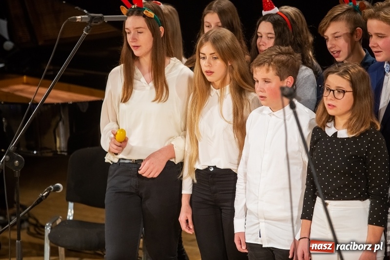 Zdjęcie w galerii na portalu naszraciborz.pl: Koncert świąteczny w wykonaniu uczniów I LO i SP 4 w RCK wiadomości z regionu