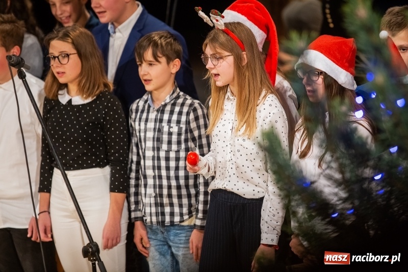 Zdjęcie w galerii na portalu naszraciborz.pl: Koncert świąteczny w wykonaniu uczniów I LO i SP 4 w RCK wiadomości z regionu