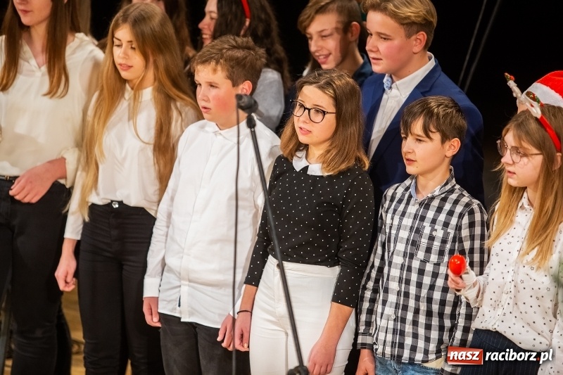 Zdjęcie w galerii na portalu naszraciborz.pl: Koncert świąteczny w wykonaniu uczniów I LO i SP 4 w RCK wiadomości z regionu