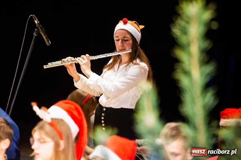 Zdjęcie w galerii na portalu naszraciborz.pl: Koncert świąteczny w wykonaniu uczniów I LO i SP 4 w RCK wiadomości z regionu