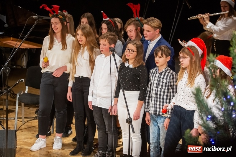 Zdjęcie w galerii na portalu naszraciborz.pl: Koncert świąteczny w wykonaniu uczniów I LO i SP 4 w RCK wiadomości z regionu