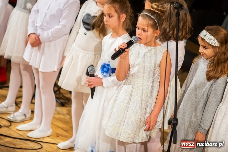 Zdjęcie w galerii na portalu naszraciborz.pl: Koncert świąteczny w wykonaniu uczniów I LO i SP 4 w RCK wiadomości z regionu