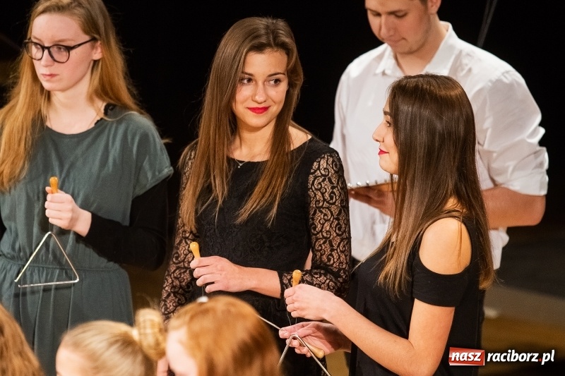 Zdjęcie w galerii na portalu naszraciborz.pl: Koncert świąteczny w wykonaniu uczniów I LO i SP 4 w RCK wiadomości z regionu