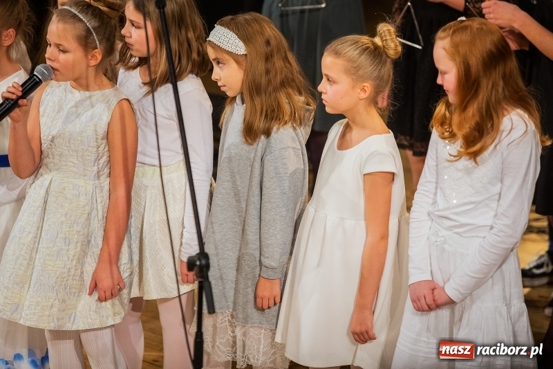 Zdjęcie w galerii na portalu naszraciborz.pl: Koncert świąteczny w wykonaniu uczniów I LO i SP 4 w RCK wiadomości z regionu
