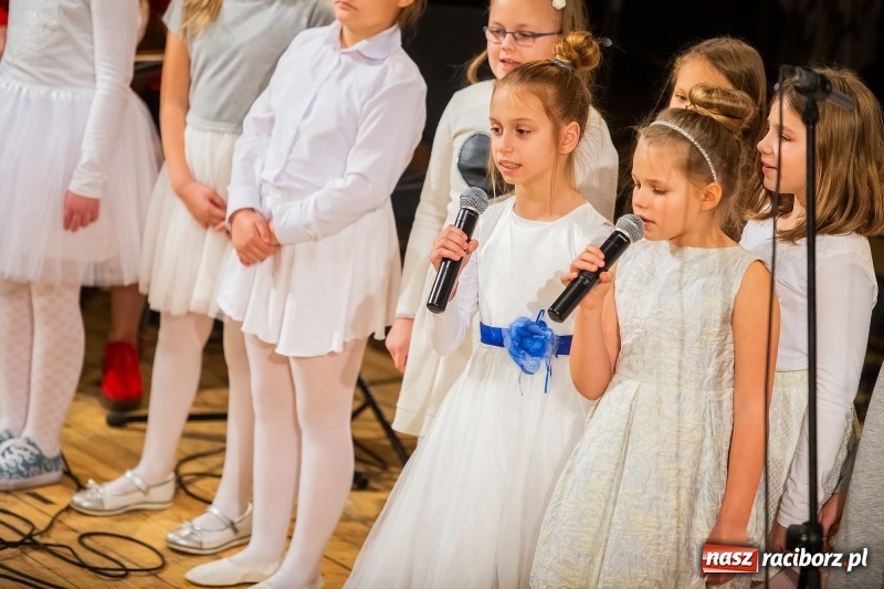 Zdjęcie w galerii na portalu naszraciborz.pl: Koncert świąteczny w wykonaniu uczniów I LO i SP 4 w RCK wiadomości z regionu