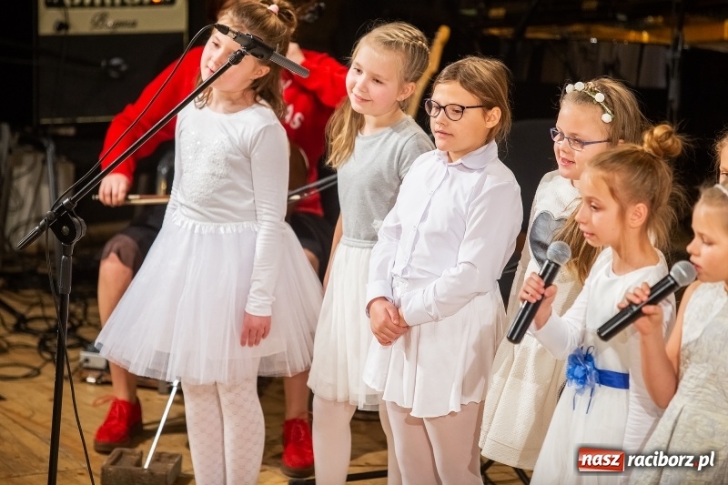 Zdjęcie w galerii na portalu naszraciborz.pl: Koncert świąteczny w wykonaniu uczniów I LO i SP 4 w RCK wiadomości z regionu