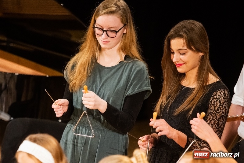 Zdjęcie w galerii na portalu naszraciborz.pl: Koncert świąteczny w wykonaniu uczniów I LO i SP 4 w RCK wiadomości z regionu