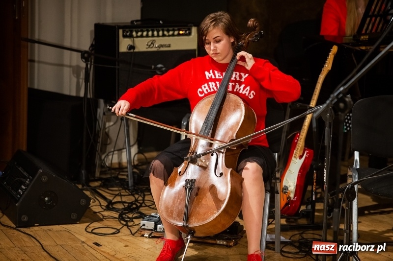 Zdjęcie w galerii na portalu naszraciborz.pl: Koncert świąteczny w wykonaniu uczniów I LO i SP 4 w RCK wiadomości z regionu
