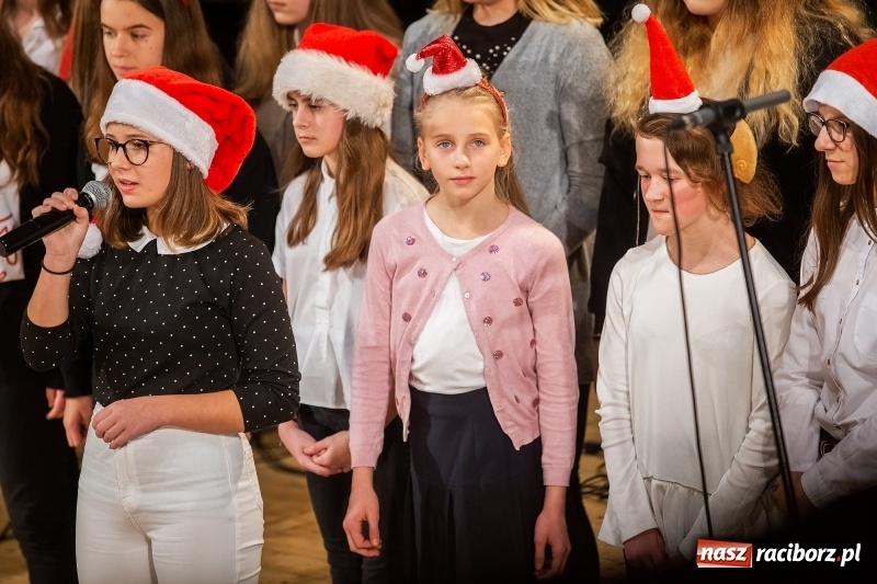 Zdjęcie w galerii na portalu naszraciborz.pl: Koncert świąteczny w wykonaniu uczniów I LO i SP 4 w RCK wiadomości z regionu
