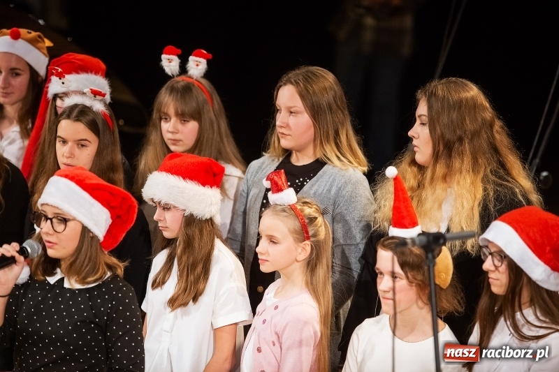Zdjęcie w galerii na portalu naszraciborz.pl: Koncert świąteczny w wykonaniu uczniów I LO i SP 4 w RCK wiadomości z regionu