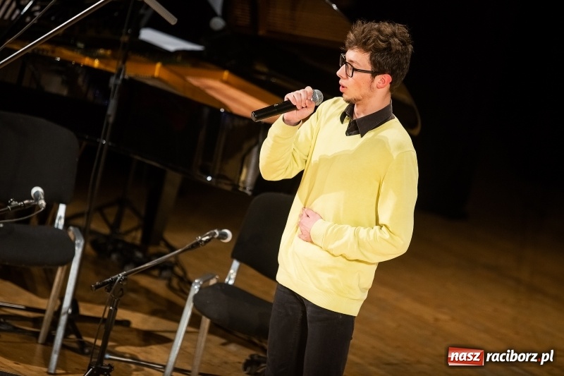 Zdjęcie w galerii na portalu naszraciborz.pl: Koncert świąteczny w wykonaniu uczniów I LO i SP 4 w RCK wiadomości z regionu