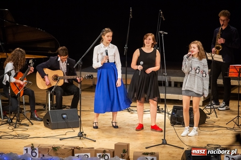 Zdjęcie w galerii na portalu naszraciborz.pl: Koncert świąteczny w wykonaniu uczniów I LO i SP 4 w RCK wiadomości z regionu