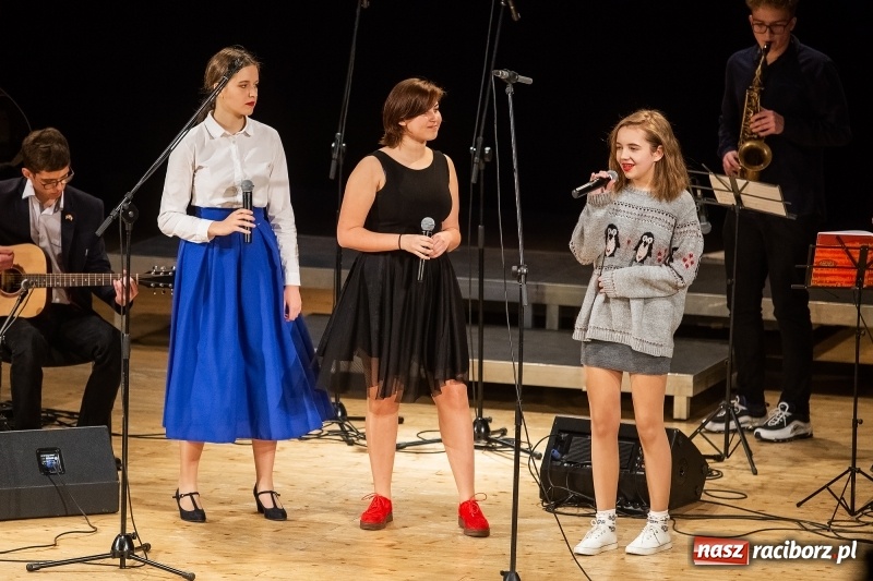 Zdjęcie w galerii na portalu naszraciborz.pl: Koncert świąteczny w wykonaniu uczniów I LO i SP 4 w RCK wiadomości z regionu