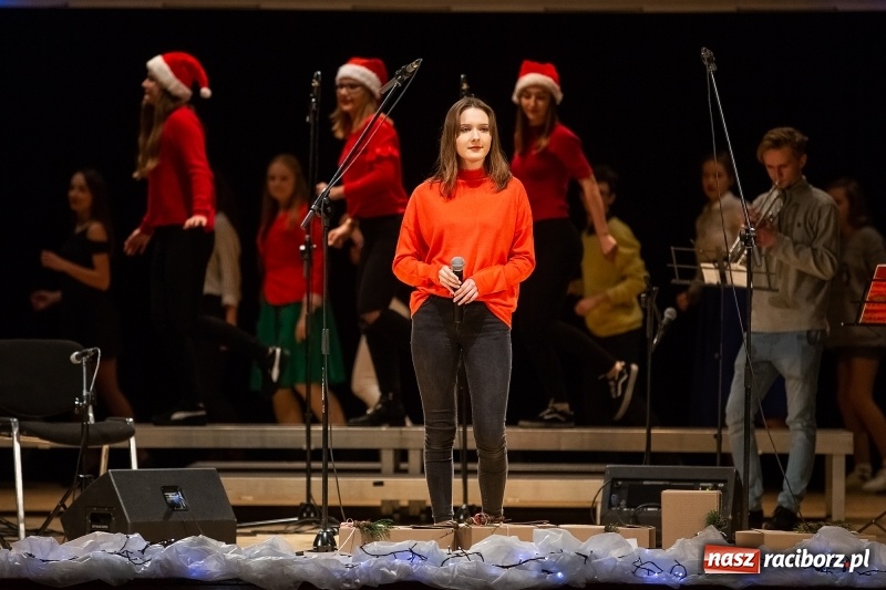 Zdjęcie w galerii na portalu naszraciborz.pl: Koncert świąteczny w wykonaniu uczniów I LO i SP 4 w RCK wiadomości z regionu