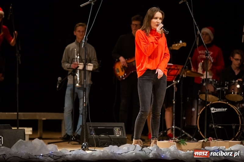 Zdjęcie w galerii na portalu naszraciborz.pl: Koncert świąteczny w wykonaniu uczniów I LO i SP 4 w RCK wiadomości z regionu