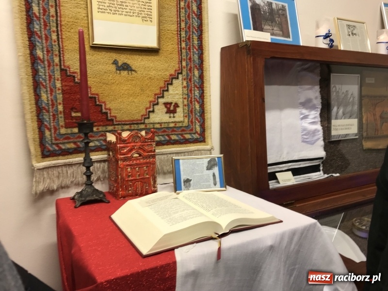 Zdjęcie w galerii na portalu naszraciborz.pl: Na zamku otwarto Izbę Pamięci Żydów Raciborskich FOTO i WIDEO wiadomości z regionu