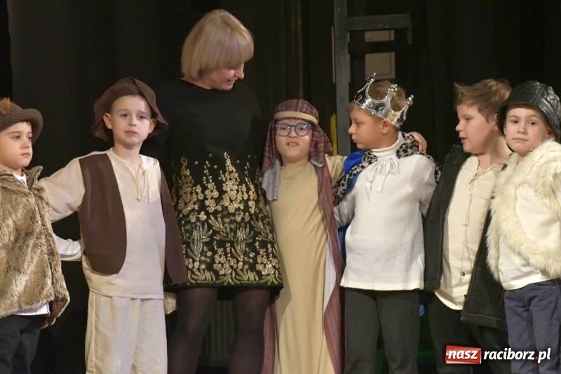 Zdjęcie w galerii na portalu naszraciborz.pl: Jasełka przedszkolaków Stokrotki na scenie Strzechy wiadomości z regionu