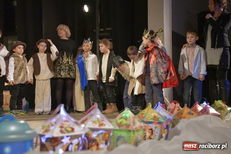 Zdjęcie w galerii na portalu naszraciborz.pl: Jasełka przedszkolaków Stokrotki na scenie Strzechy wiadomości z regionu