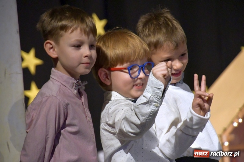 Zdjęcie w galerii na portalu naszraciborz.pl: Jasełka przedszkolaków Stokrotki na scenie Strzechy wiadomości z regionu